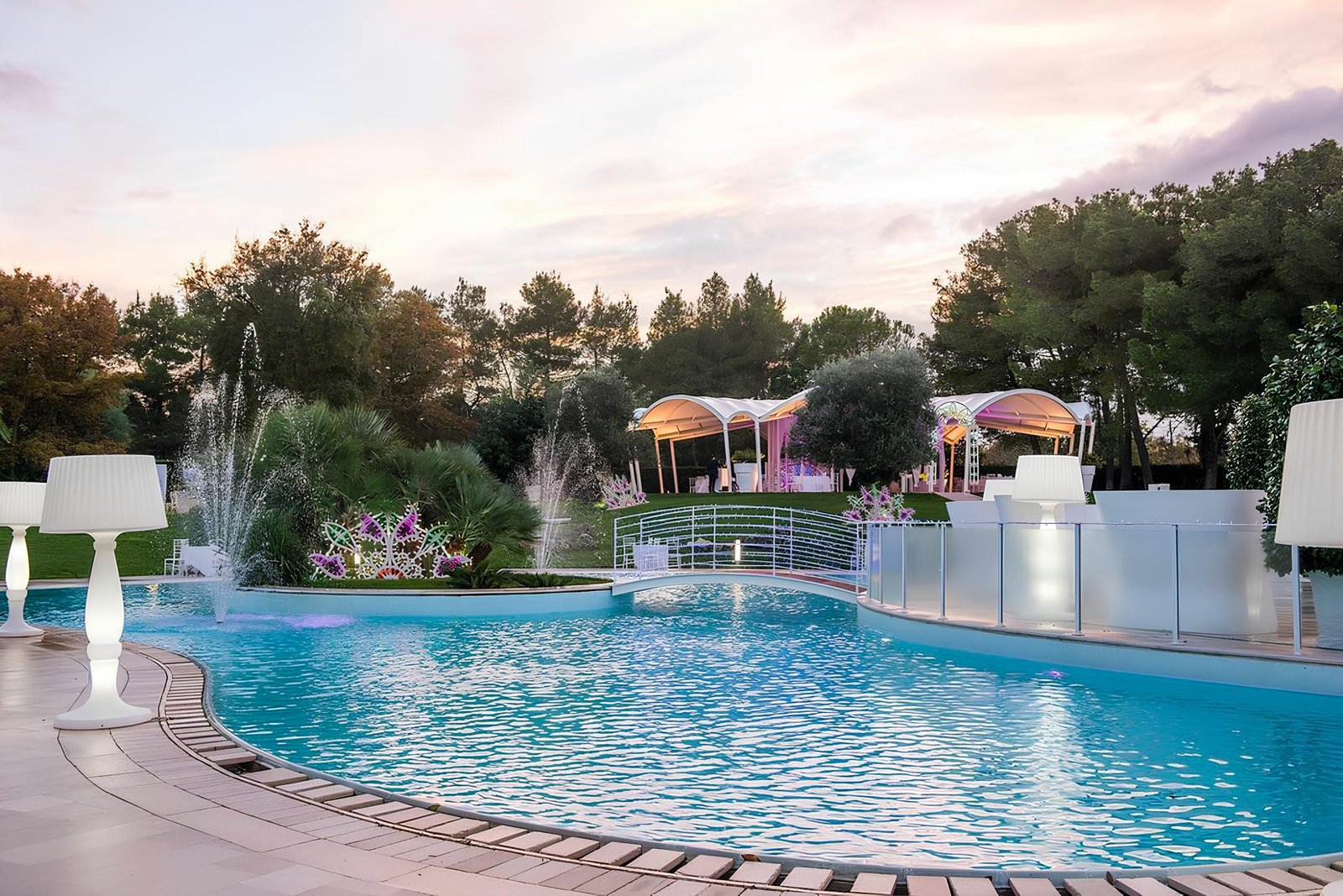 Piscina e giardino di Alma Resort, sala ricevimenti ad Acquaviva delle Fonti